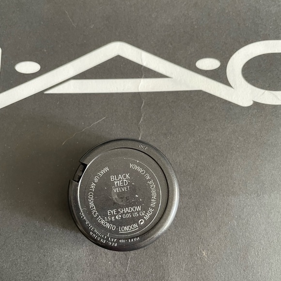 MAC Eyeshadow in Black Tied (Discontinued) - Picture 2 of 4